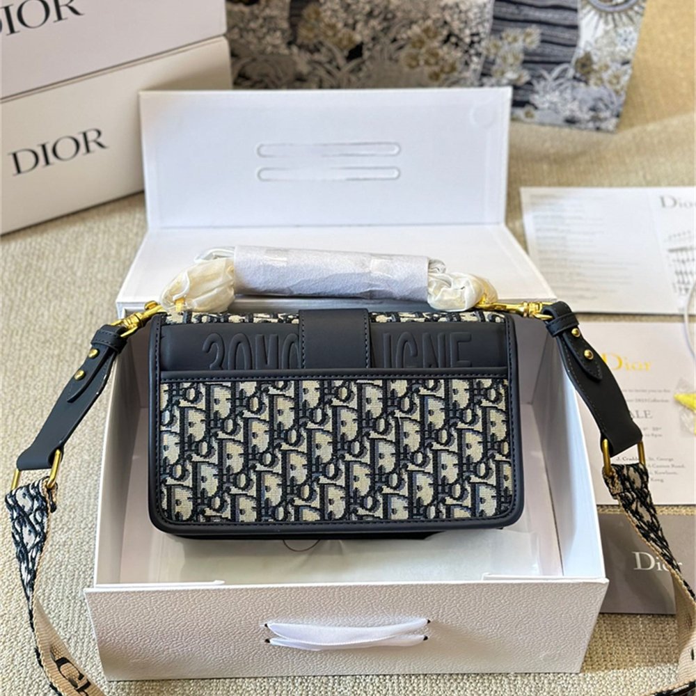 30 Montaigne East-West Bag with Chain Q46446