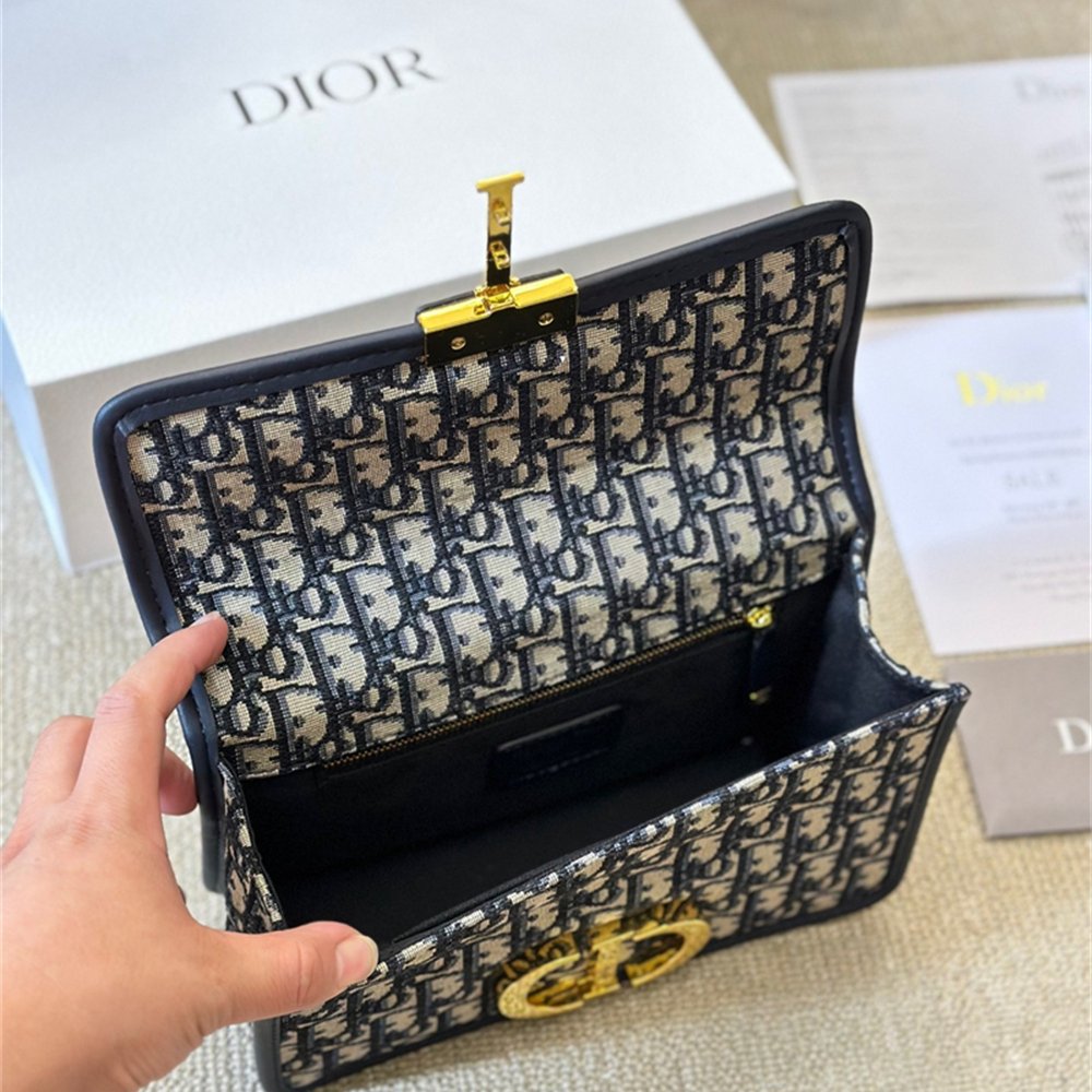 30 Montaigne East-West Bag with Chain Q46446
