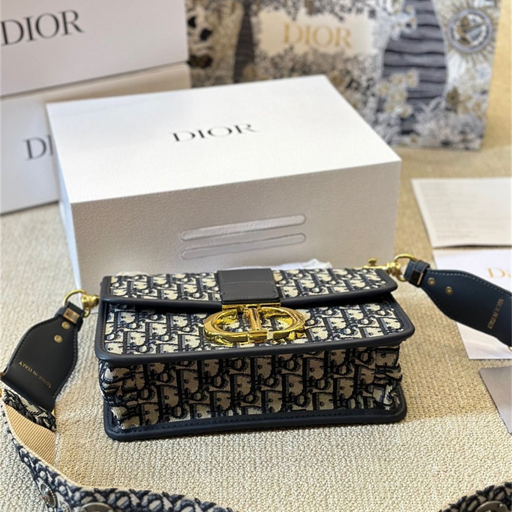 30 Montaigne East-West Bag with Chain Q46446