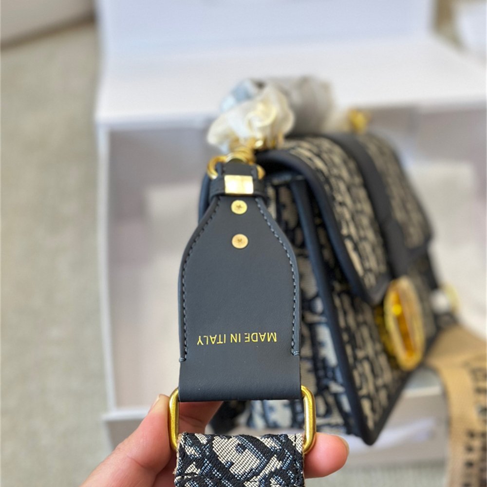30 Montaigne East-West Bag with Chain Q46446
